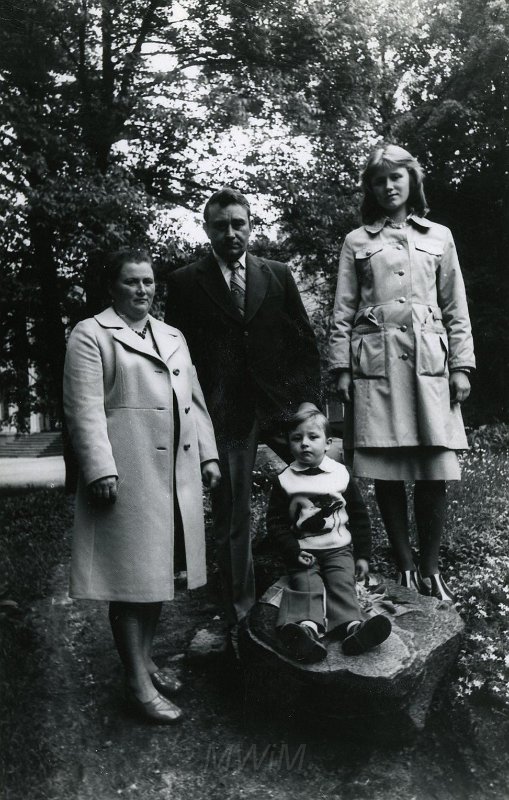 KKE 4063.jpg - Od lewej: Stanisława(Drutejko) i Józef Tarandis z dziećmi Brygidą (Rita) i Robertem.
